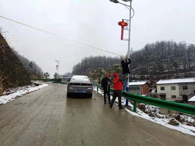 乡村风雪起  干群除雪忙