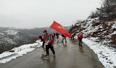 扫雪除冰保通畅 白雪更映志愿红