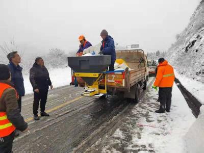 郧阳区各部门全力以赴迎战冰雪保畅通