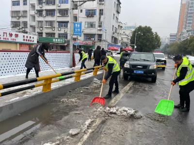 郧阳区住建系统扫雪除冰 营造良好出行环境