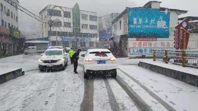 郧阳交警浴“雪”奋战保畅安