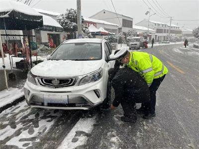 郧阳区公安交警全力以赴保交通安全