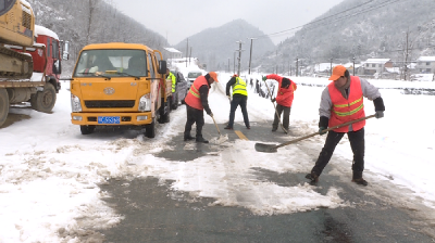 郧阳区公路管理局全力清除积雪保畅通