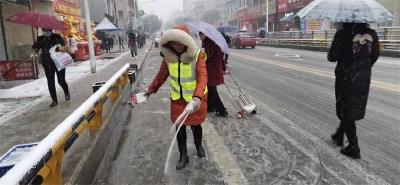 区住建局道路清雪保畅通