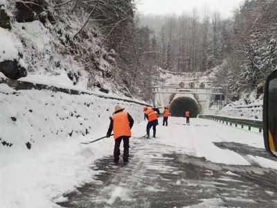 郧阳区公路局除雪融冰保畅通