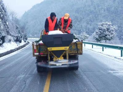 区公路局除雪融冰力保畅通