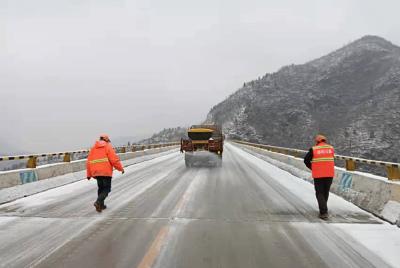 区公路局：积极应对天气变化 确保道路安全畅通