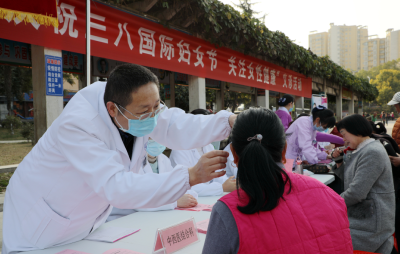 区人民医院开展妇女节健康义诊活动