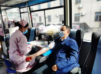 郧阳区五峰乡组织干部职工无偿献血14000毫升