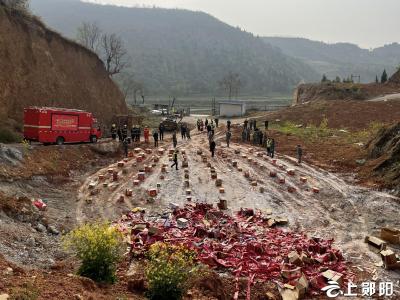 郧阳区公开销毁一批非法烟花爆竹产品