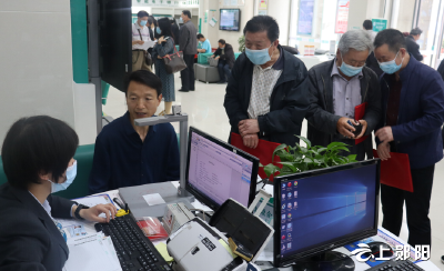 区人社局助力老干部更换第三代社保卡