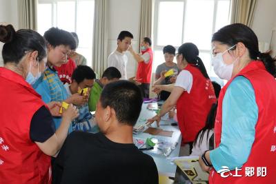 郧阳小草义工协会开展爱心陪伴活动