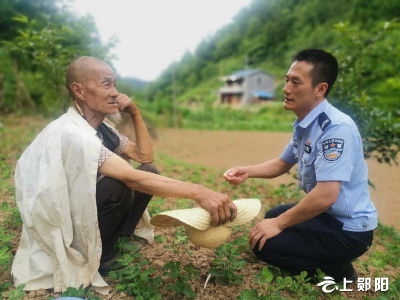 五峰乡：田间地头察民情  心到情到暖民心