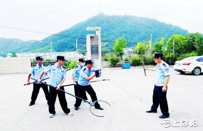 五峰乡派出所组织反恐演练