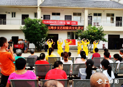 五峰乡：酷暑送“清风”  文化沁心脾