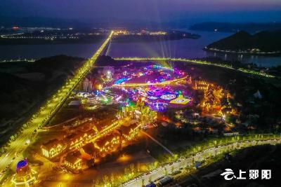 郧阳子胥湖：浪漫夏夜灯光秀惹人醉