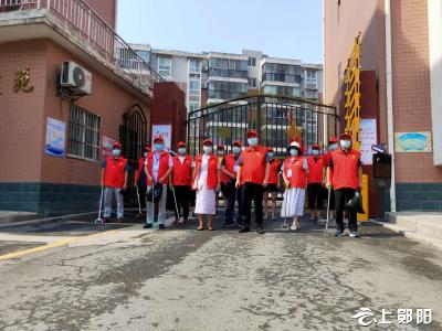 区一中：党员干部下沉社区，战“疫”抗“旱”党群连心