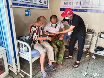 老人中暑晕倒   救助站暖心救助