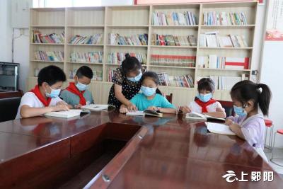 鲍峡镇农家书屋： 学生度假好去处 快乐阅读受益多