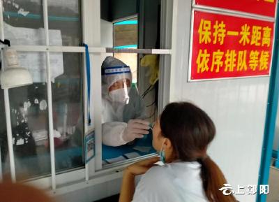 刘汉国坚守卡口200多个夜晚核酸采样