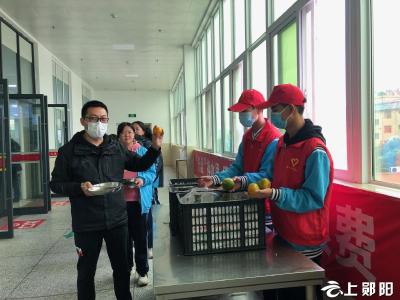 郧阳区第二中学：“光盘”换水果 拒绝浪费从我做起