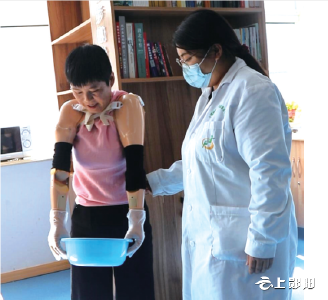 好消息！卜昌娥能用“手”写名字了···