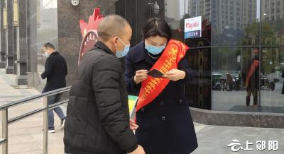 郧阳区行政审批局：全方位服务当好群众贴心人