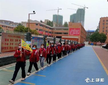 郧阳区实验小学：文明路队 优雅从容