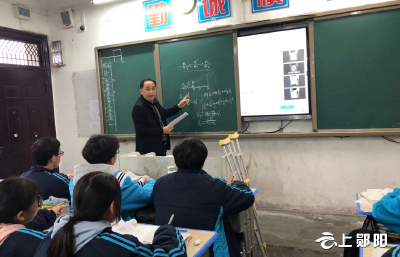 怕耽误学生上课，骨折教师拄着双拐上讲台！