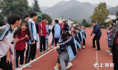 五峰乡九年一贯制学校开展趣味课外活动