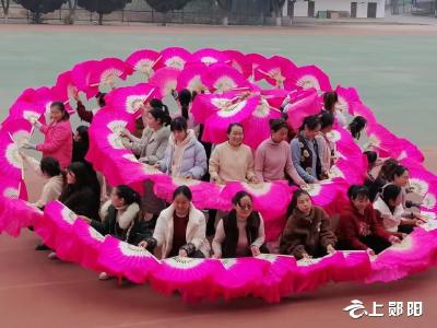 秧歌舞动 展现二中风采