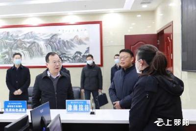 十堰市检察院党组书记、检察长刘少军看望慰问郧阳区院值守加班干警