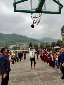 鲍峡镇花园小学举办“庆‘五一’教职工趣味运动会”