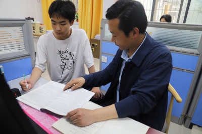 郧阳科技学校孙中伟：用汗水滋润教育沃土  用师爱呵护学生成长