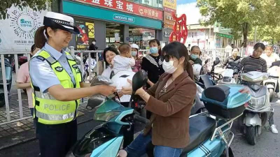 郧阳交警免费赠送安全头盔倡导市民平安出行