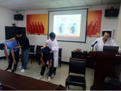 郧阳区杨溪铺镇卫生院开展气道异物梗阻“海姆立克急救法”专题培训活动
