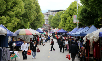 赶集啦！这里的物资交流会，烟火气满满~