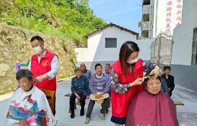 “太感谢你们了，爬到五楼帮我老伴儿理发……”