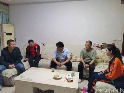 郧阳：敲开一扇门 温暖一家人