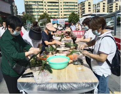 中岭社区郧城花园小区举办端午节包粽子比赛