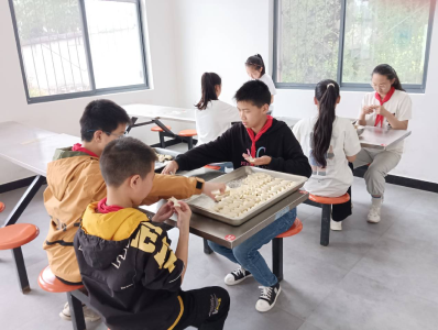 郧阳叶大乡：开心包水饺 快乐过“六一”