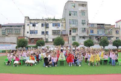 南化塘镇中心幼儿园举行了“筑梦启航 未来可期”毕业典礼