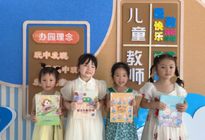 郧阳区城关镇新时代文明实践站向格兰维亚幼儿园捐赠图书