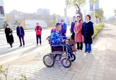 “城区盲道通坦了，感谢各方费了心…”