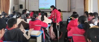 这位拄拐上课的“90后”教师，真美！
