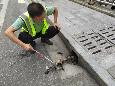 郧阳区市管所：清疏城区易积水点位保汛期排水畅通