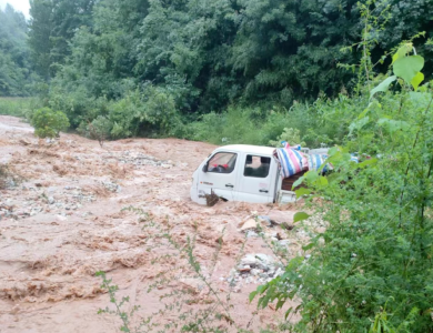 突发山洪5人被困，他们奋不顾身，火速救援...