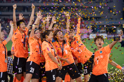 新时代铿锵玫瑰勇攀高峰——从“五连冠”到亚洲之巅，武汉女足诠释英雄城市精神特质