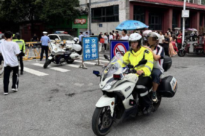 风雨中，湖北交警守护中考学子路
