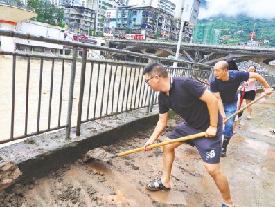 锲而不舍落实中央八项规定精神丨社工队队长关红翔把居民小事当大事办 暴雨夜敲门转移89岁独居老人